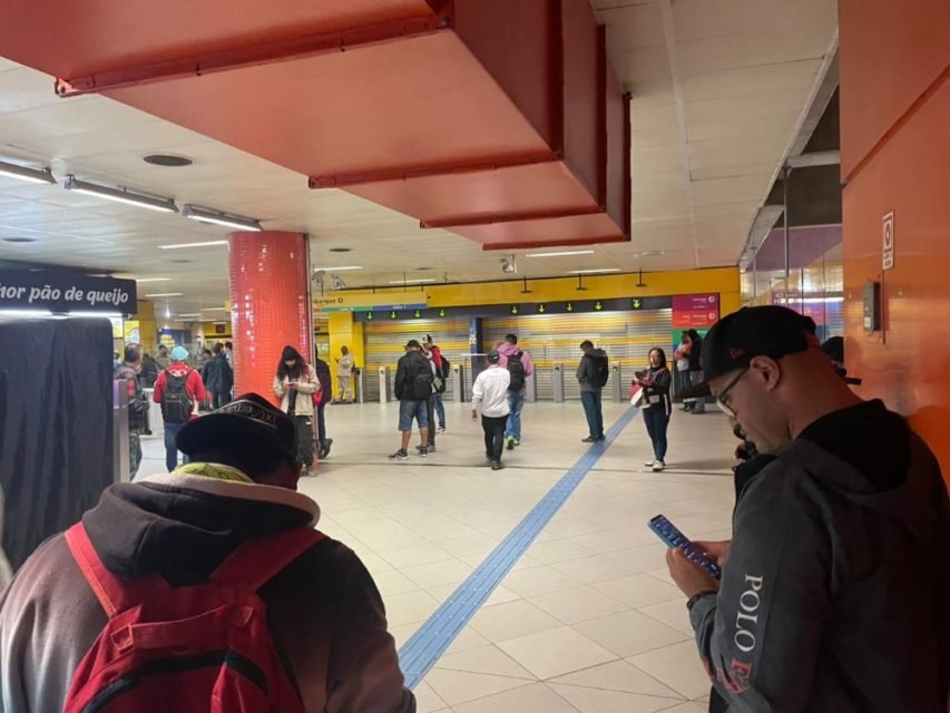 foto colorida de passageiros da Linha Amarela aguardando, sem sucesso, transferência para Linha Azul em dia de greve - Metropoles