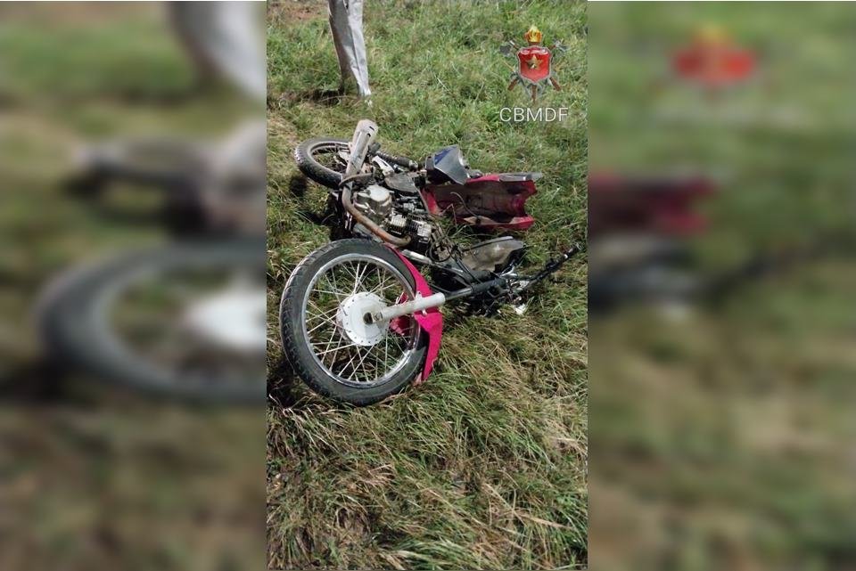 Imagem colorida mostra moto envolvida em acidente