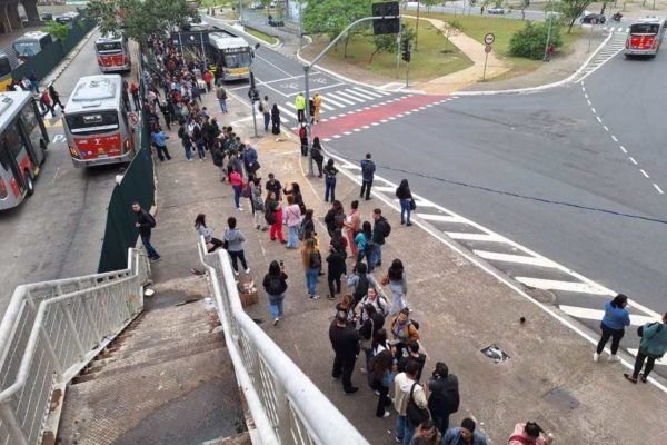 foto colorida mostra ponto de ônibus lotado em Itaquera em meio à greve do Metrô e da CPTM - Metropoles
