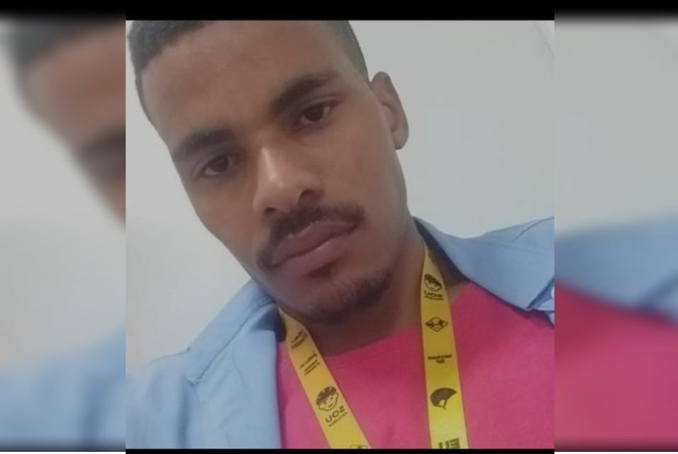 Imagem colorida mostra cobrador de ônibus