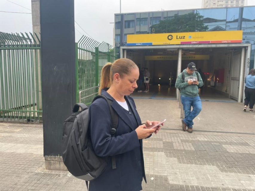 foto colorida de passageiros esperando carros de aplicativo na saída da estação da Luz em meio à greve do Metrô e da CPTM - Metrópoles