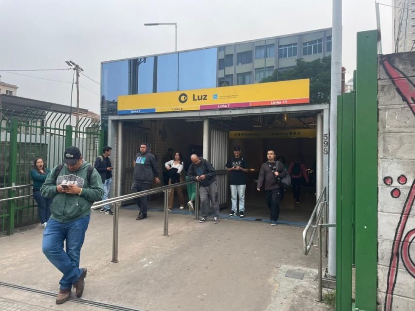 foto colorida de passageiros esperando carros de aplicativo na saída da estação da Luz em meio à greve do Metrô e da CPTM - Metrópoles