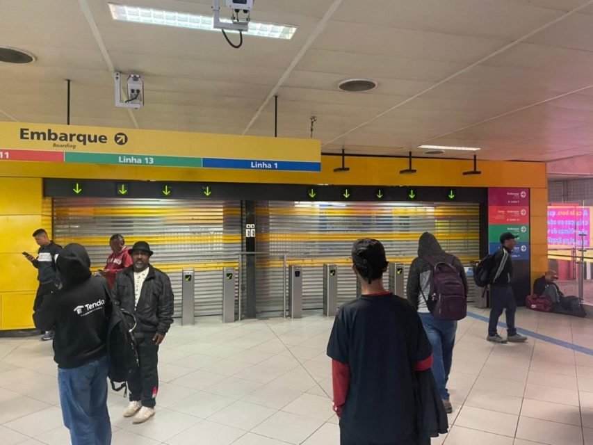 foto colorida de passageiros da Linha Amarela aguardando, sem sucesso, transferência para Linha Azul em dia de greve - Metropoles