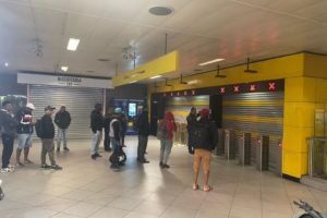 foto colorida de passageiros da Linha Amarela aguardando, sem sucesso, transferência para Linha Azul em dia de greve - Metropoles