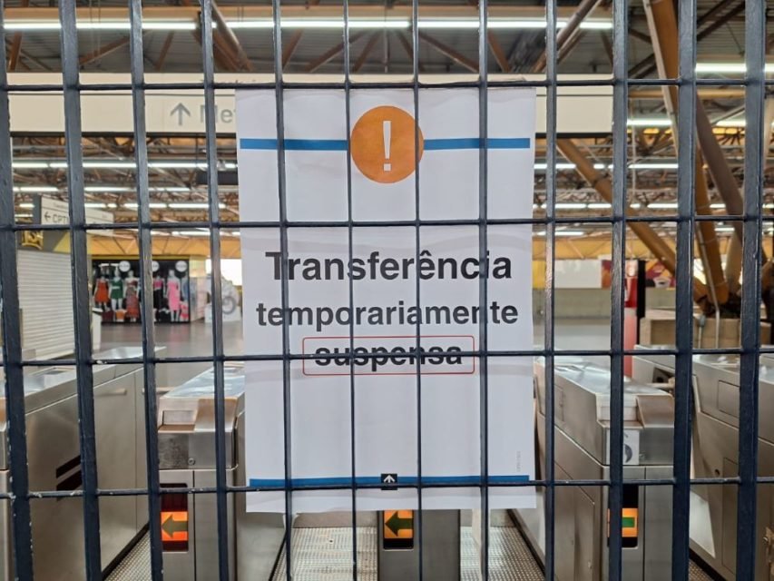 foto colorida de aviso na estação Tatuapé, integração com linha 3 vermelha fechada, em meio à greve do Metrô e da CPTM - Metropoles