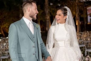Thiago Nigro e Maíra Cardi sorriem um para o outro durante o casamento dos dois - Metrópoles