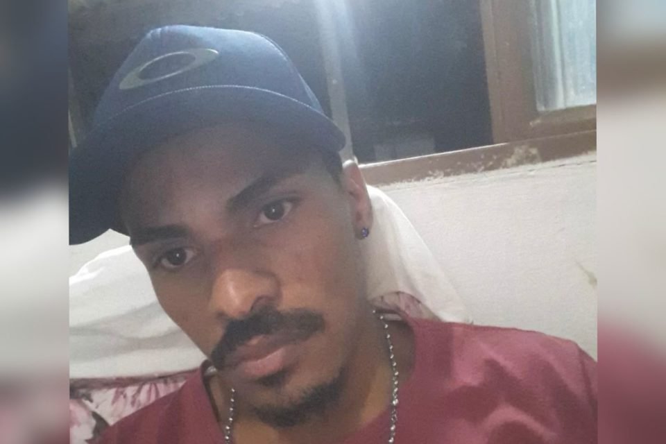 Foto colorida de um jovem com pele negra, cabelo curto e bigode - Metrópoles