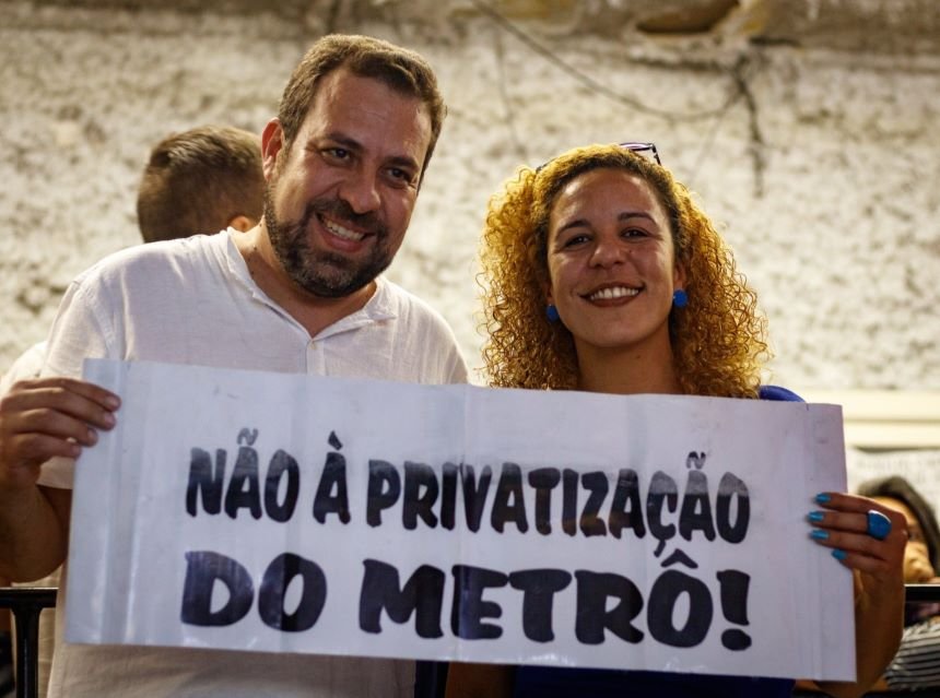Foto colorida do deputado federal Guilherme Boulos segurando cartaz contra a privatização do Metrô de São Paulo - Metrópoles