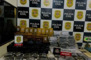 Imagem colorida de pacotes de drogas apreendidas pela Polícia Civil com dupla que trafegava de ônibus na região de Presidente Prudente - Metrópoles