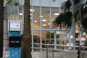 Foto colorida da fachada da Seguros Unimed - Metrópoles