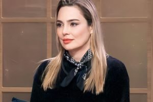Rachel Sheherazade usa blusa preta e lenço no pescoço - Metrópoles