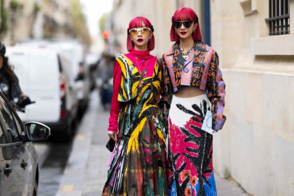 Na imagem com cor, duas mulheres posando para foto na semana de moda - metrópoles