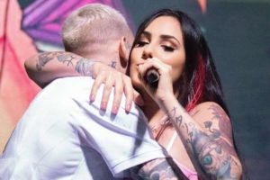Alicia Marchi, irmã de MC Daniel, abraça o cantor - Metrópoles