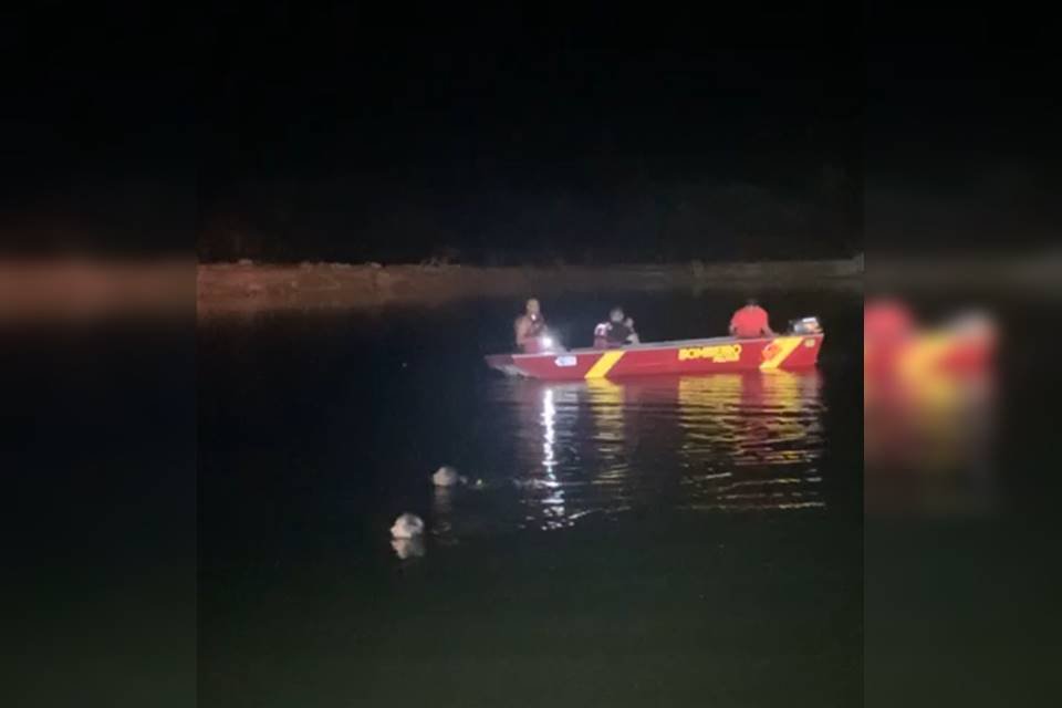 Em vídeo, é possível ver a escuridão no local, a falta de visibilidade nas águas e o lamaçal que formou na beira do rio.