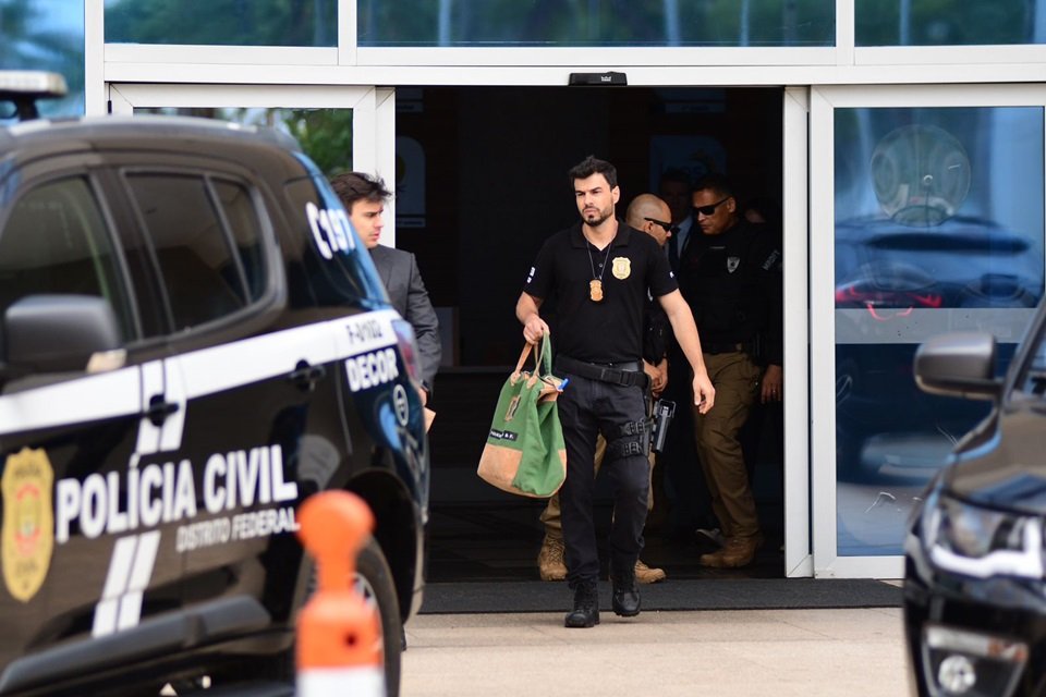 Viatura da polícia para deflagrar operação no Iprev