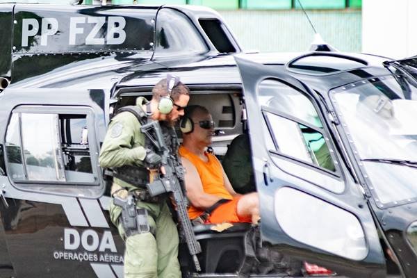Equipes do Decor e da Divisão de Proteção e Segurança Institucional— DPSI da PCDF acompanham a chegada ao Complexo da PCDF do principal investigado da Operação Falso Profeta, preso no Estado do Tocantins chega escoltado pela equipe da Divisão de Operações Aéreas (DOA), com desembarque no heliponto do prédio da Delegacia-Geral da Polícia Civil do DF.