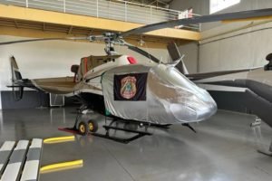 Foto colorida de helicóptero apreendido pela PF em Goiás - Metrópoles