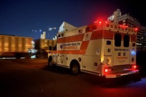 Foto colorida de ambulância na rua à noite - Metrópoles