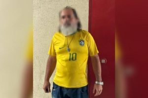 Imagem colorida de homem com camisa da seleção brasileira
