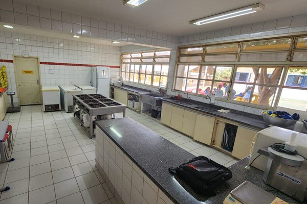 Cozinha da Escola Classe 203 de Santa Maria vazia durante greve de servidores