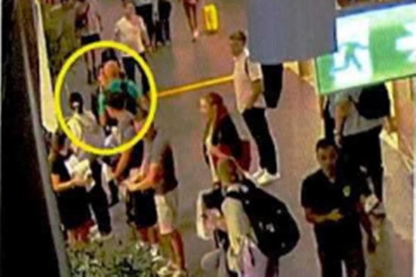 Foto colorida do momento da suposta agressão ao filho de Moraes - Metrópoles