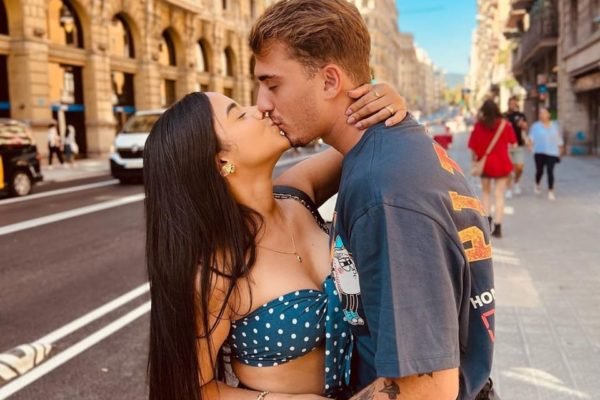 Mariely Santos e o noivo, André Santis dão um beijo apaixonado - Metrópoles