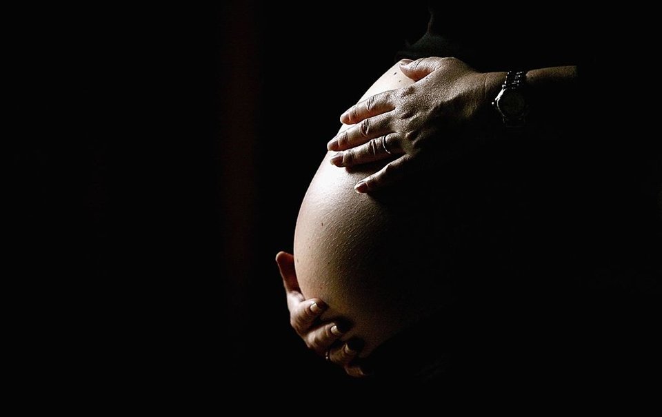 Imagem colorida de barriga de pessoa durante gravidez bebê - Metrópoles