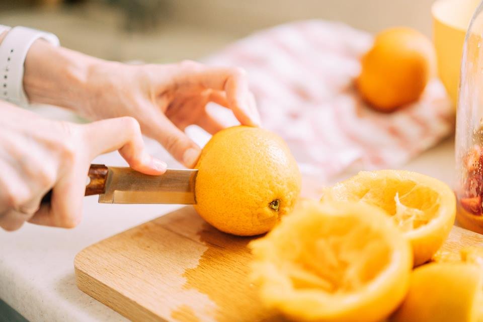 Foto colorida de um suco de laranja - Metrópoles