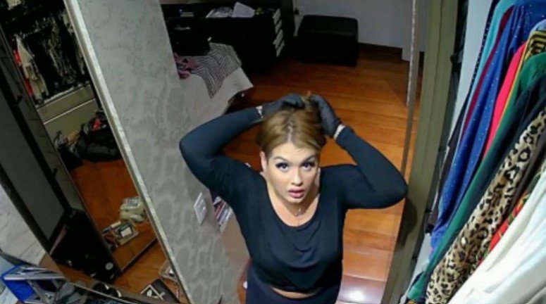 Imagem colorida mostra mulher dentro de um closet vestida de preto para roubar o local - Metrópoles