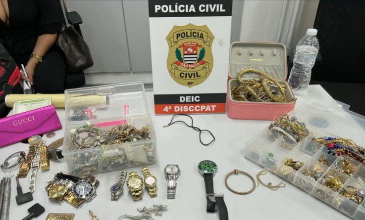 Imagem colorida mostra joias roubadas pela chamada 