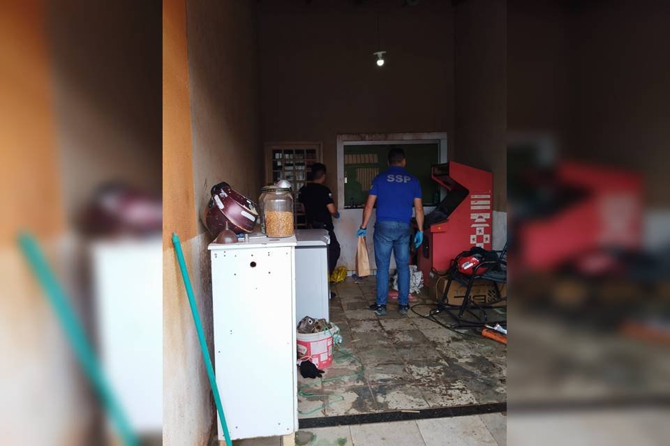 Idoso com hematomas pelo corpo e na mão