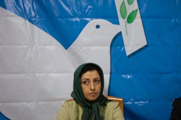 Imagem colorida mostra a ativista iraniana de direitos humanos Narges Mohammadi venceu o Nobel da Paz - Metrópooles