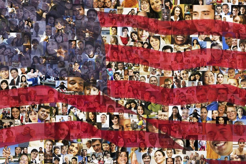 Imagem estilizada da bandeira dos Estados Unidos, composta por rostos de várias pessoas - Metrópoles