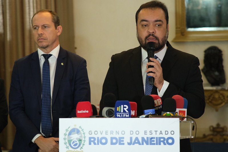 Imagem colorida de entrevista coletiva do governador Cláudio Castro com o secretário-executivo do Ministério da Justiça e Segurança Pública, Ricardo Cappelli