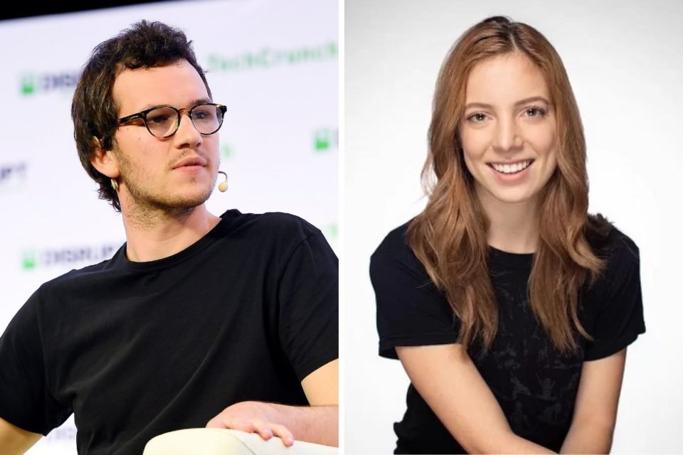 Foto colorida de homem de &oacute;culos e blusa preta. Ele est&aacute; sentado. Na foto ao lado, tem uma mulher com cabelo ruivo e blusa preta - Metr&oacute;poles