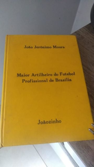 Imagem colorida de livro amarelo