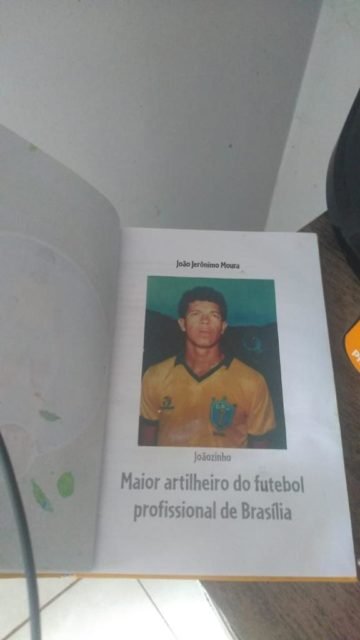 Imagem colorida de livro amarelo