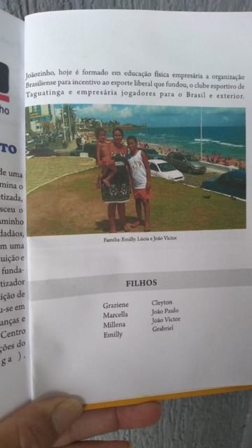 Imagem colorida de livro amarelo