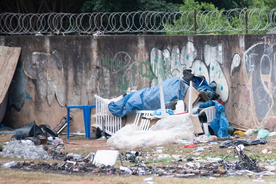 barraco no meio da rua