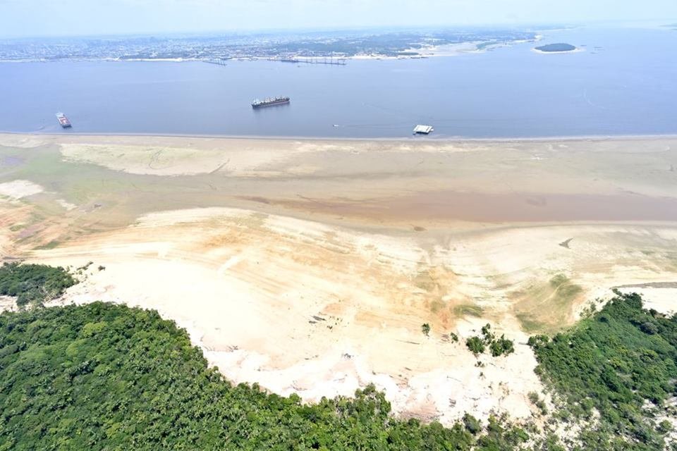 Foto colorida de seca no Amazonas - Metrópoles