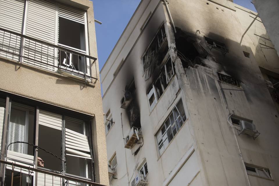 Foto colorida de prédio destruido após ataques a Israel - Metrópoles