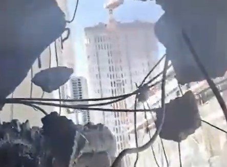 captura de tela colorida de predio destruido em tel aviv israel apos bombardeio