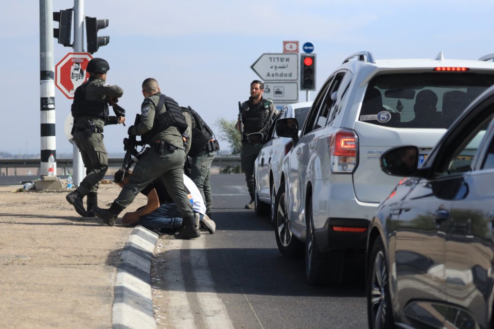 As forças israelenses deixam as pessoas e as revistam dentro das medidas de segurança tomadas em Ashkelon, Israel, enquanto os confrontos entre grupos palestinos e as forças israelenses continuam perto da fronteira Israel-Gaza
