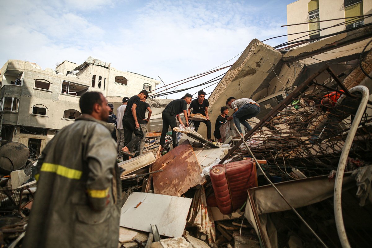 Os esforços de busca e resgate continuam entre os escombros de edifícios destruídos após ataques israelenses na Cidade de Gaza