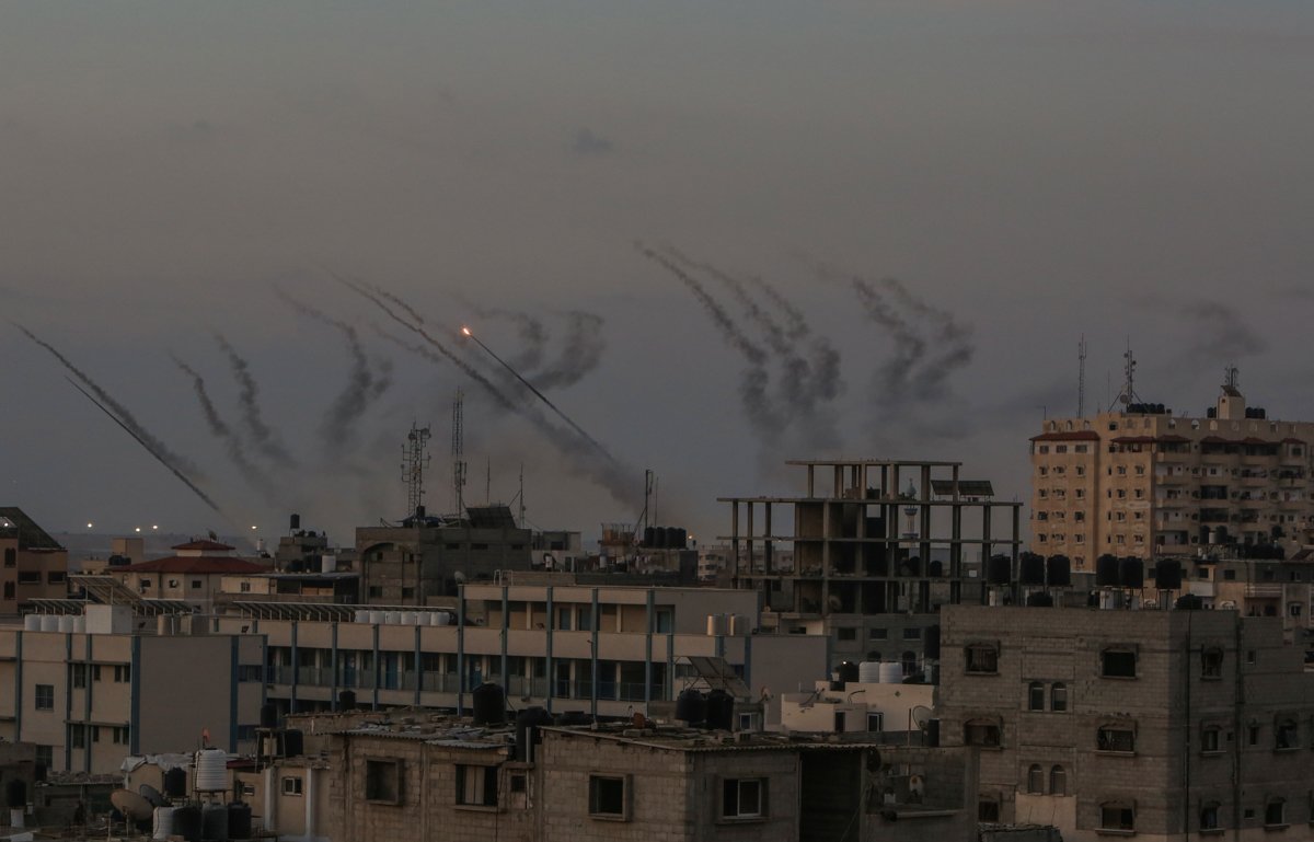 Uma visão de foguetes disparados por palestinos em resposta a ataques aéreos israelenses durante uma operação na Cidade de Gaza, Gaza em 07 de outubro de 2023