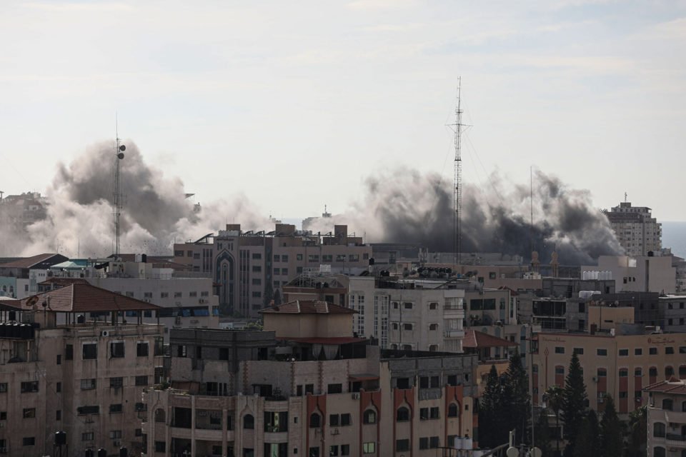 A fumaça sobe à medida que os confrontos entre grupos palestinos e as forças israelenses continuam na Cidade de Gaza