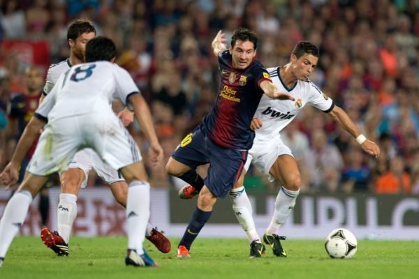 Cristiano Ronaldo e Messi dividindo bola - Metrópoles
