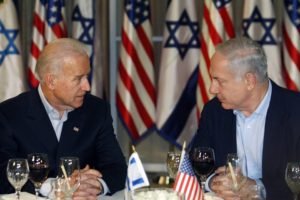 Foto colorida de Biden e o primeiro-ministro de Israel - Metrópoles
