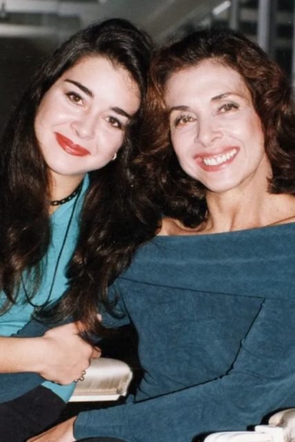 Foto colorida de uma mulher e uma jovem - Metrópoles