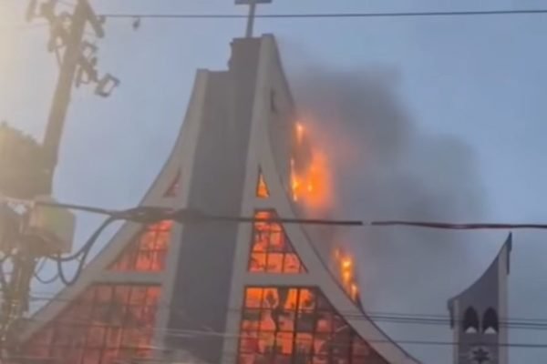 Imagem colorida mostra igreja em chamas em Itaquaquecetuba, na Grande São Paulo. Paróquia fez vaquinha virtual para reconstrução - Metrópoles